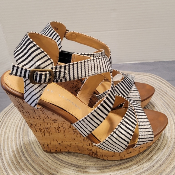 💚EUC~ CHINESE LAUNDRY WEDGE HEELS - Picture 1 of 5